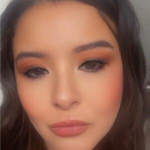 Meet your Posher, Lora